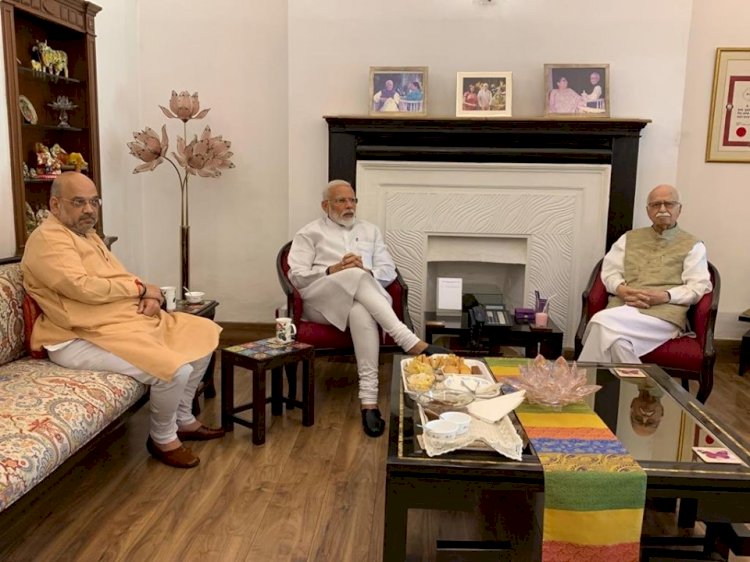 303 सीटों से भाजपा की प्रचंड जीत, मोदी ने आडवाणी और मुरली मनोहर जोशी से लिया आशीर्वाद  