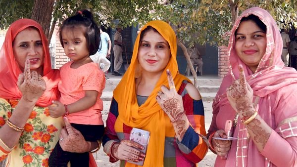 महाराष्ट्र और हरियाणा में मतदान संपन्न, महाराष्ट्र में तकरीबन 60.5 फीसदी,तो हरियाणा में 65 फीसदी मतदान ,24 अक्टूबर को होगी मतों की गिनती