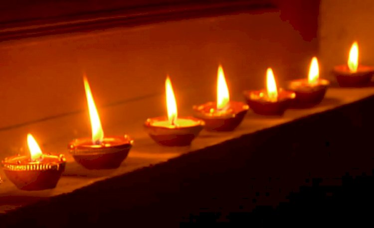 दीपावली के पावन पर्व पर माँ लक्ष्मी को प्रसन्न करने के लिए  घर में कब, कहां और कितने दीपक करें प्रज्वलित?