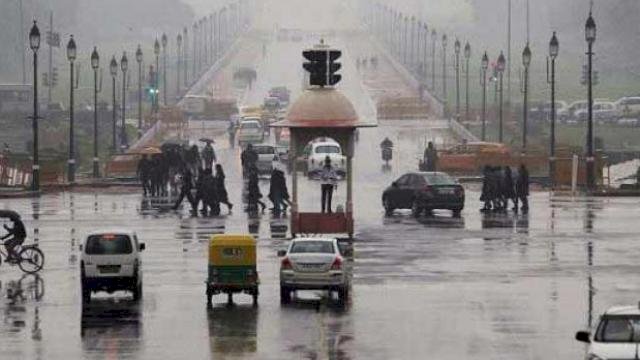 दिल्ली-एनसीआर में सर्दी ने दी दस्तक,बारिश की वजह से मौसम हुआ सुहावना,पहाड़ी इलाकों में हो रही बर्फबारी का है असर