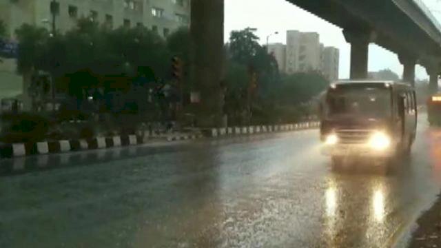 दिल्ली-एनसीआर में सर्दी ने दी दस्तक,बारिश की वजह से मौसम हुआ सुहावना,पहाड़ी इलाकों में हो रही बर्फबारी का है असर