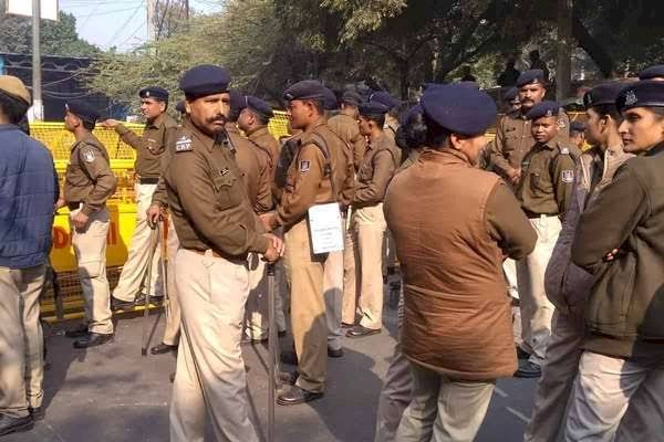 JNU हिंसा : बड़ी संख्या में सुरक्षाकर्मियों की तैनाती,कैंपस छोड़ रहे हैं धबराये छात्र, संभावित प्रदर्शन के मद्देनजर दिल्ली के कई इलाकों में रूट डायर्जन